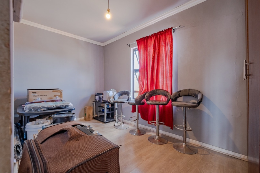 5 Bedroom Property for Sale in Lentegeur Western Cape